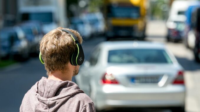 DEKRA Fußgänger mit Kopfhörer im Straßenverkehr Fußgänger mit Kopfhörer (über DEKRA)