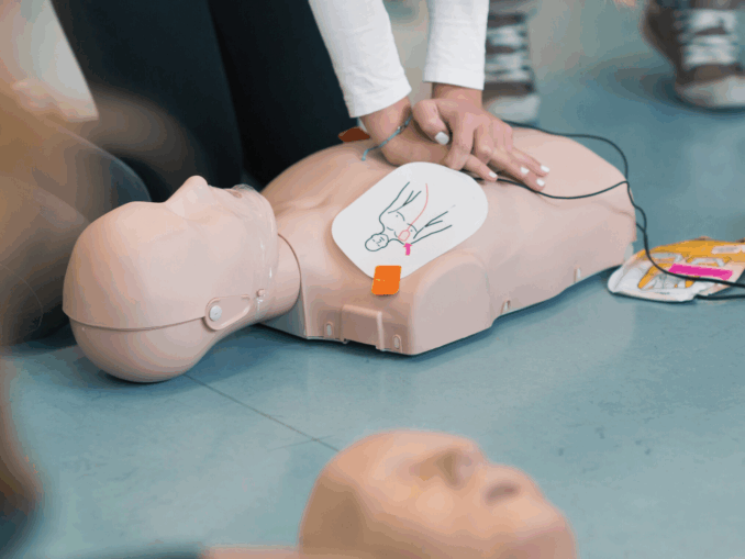 Autohöfe ohne Defibrillatoren: Ein Risiko für Reisende auf deutschen Autobahnen