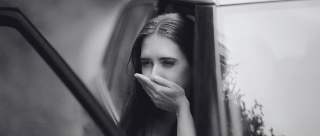 Lange Fahrt, übler Magen: Was Familien bei Reiseübelkeit im Auto wissen sollten