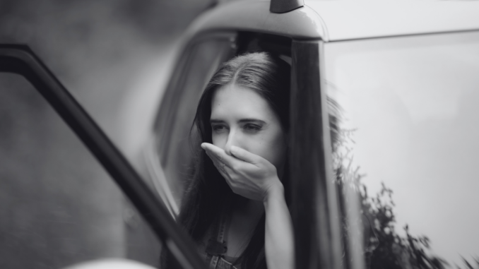 Lange Fahrt, übler Magen: Was Familien bei Reiseübelkeit im Auto wissen sollten